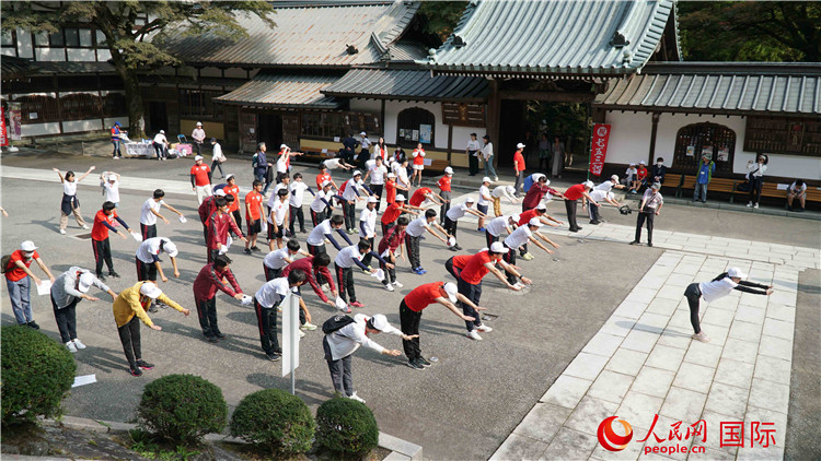 開跑前，中日青少年一起做熱身運(yùn)動(dòng)。人民網(wǎng) 蔣曉辰攝
