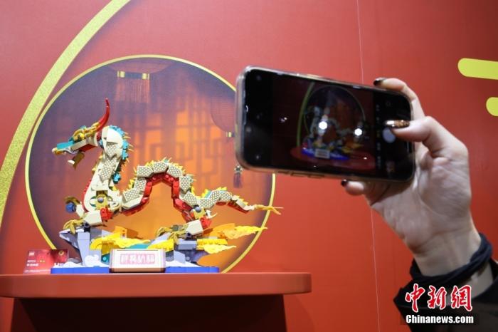 第六屆中國(guó)國(guó)際進(jìn)口博覽會(huì)舉行，消費(fèi)品展區(qū)展出以生肖龍為題材的中國(guó)元素產(chǎn)品。<a target='_blank' href='/'><p  align=