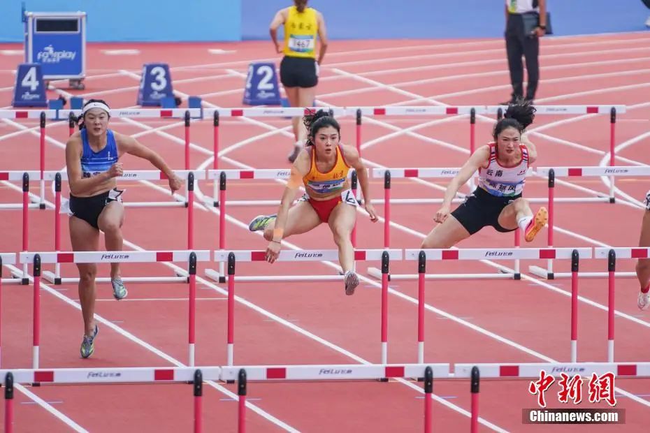 第一屆全國學生(青年)運動會田徑女子大學乙組100米欄決賽中，吳艷妮輕松奪冠。圖為吳艷妮在比賽中。陳冠言 攝