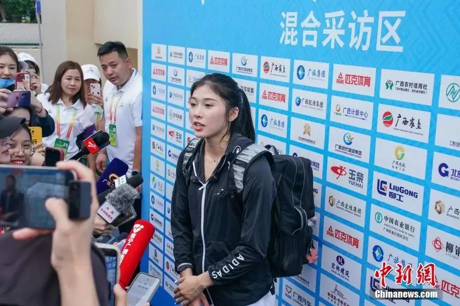 圖為吳艷妮在10日比賽結(jié)束后接受媒體采訪。陳冠言 攝