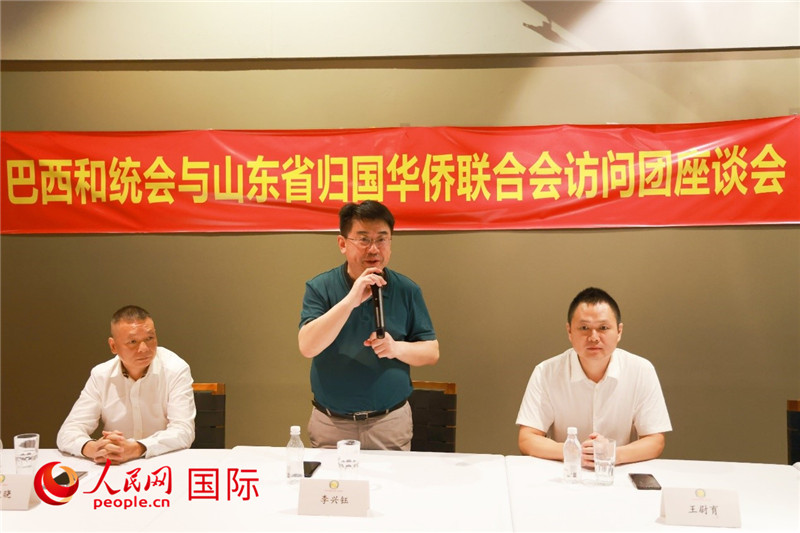 中國僑聯(lián)副主席、山東省僑聯(lián)主席李興鈺（中）在座談會上致辭。人民網(wǎng)記者 陳海琪攝