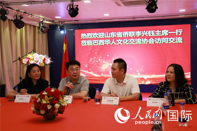 山東省僑聯(lián)主席李興鈺（左二）和與會(huì)僑領(lǐng)座談。人民網(wǎng)記者宋亦然攝