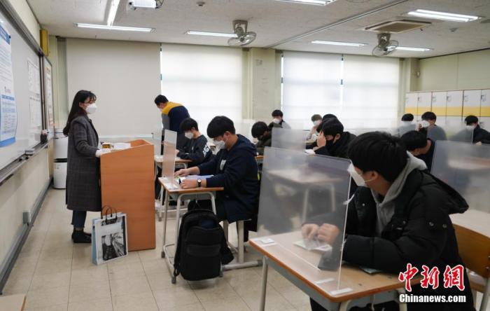 12月3日，延遲近一個月的韓國高考舉行。據(jù)韓國教育部消息，今年考生約49.34萬人，創(chuàng)歷史最低紀錄。圖為在首爾某考點內(nèi)，考桌上設(shè)有隔板。