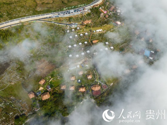 航拍掩映在晨間薄霧中的“花都里·化屋野奢度假營(yíng)地“。人民網(wǎng) 陽(yáng)茜攝