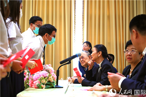 圖為獎(jiǎng)助學(xué)金頒發(fā)現(xiàn)場(chǎng)。人民網(wǎng)記者 白元琪攝
