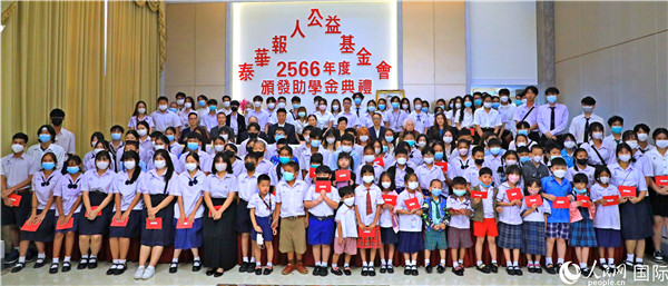 圖為出席嘉賓和現(xiàn)場(chǎng)獲獎(jiǎng)學(xué)生合影留念。人民網(wǎng)記者 白元琪攝