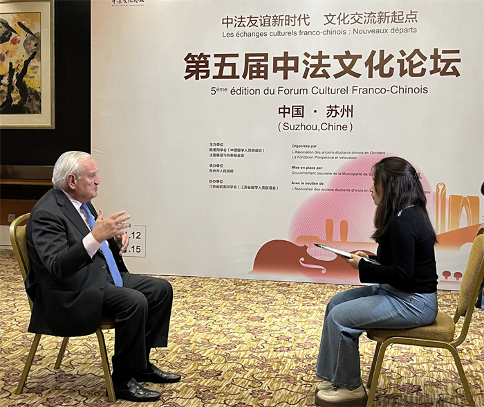 法國前總理、法國展望與創(chuàng)新基金會主席讓-皮埃爾·拉法蘭接受人民網(wǎng)的采訪。（國際在線供圖）