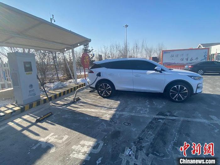 資料圖：新能源汽車正在充電?！±畹?攝