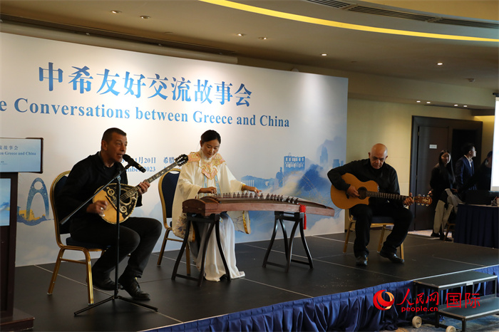 中希藝術(shù)家用古箏和布祖基琴演奏希臘著名歌曲《比雷埃夫斯的孩子》。   人民網(wǎng)記者 謝亞宏攝