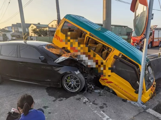 托兒所校車被轎車從側(cè)邊撞上，車體嚴(yán)重毀損。圖片來源：臺(tái)灣《聯(lián)合報(bào)》民眾供圖