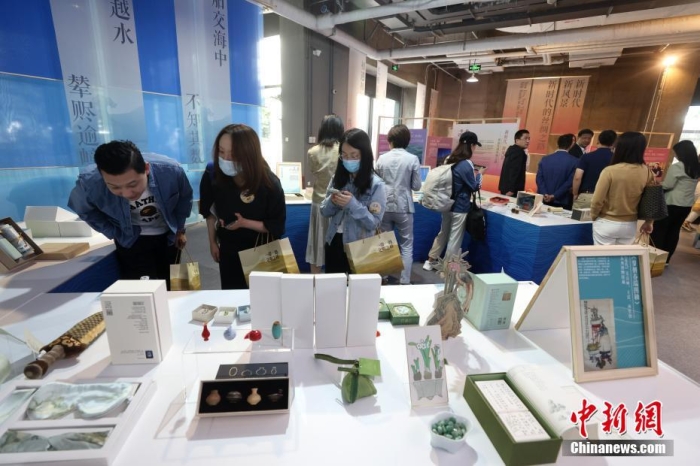9月28日，“一帶一路，文明之橋”圖書(shū)文創(chuàng)展在北京圖書(shū)大廈開(kāi)幕，圖為觀眾參觀展覽。<a target='_blank' href='/'><p  align=
