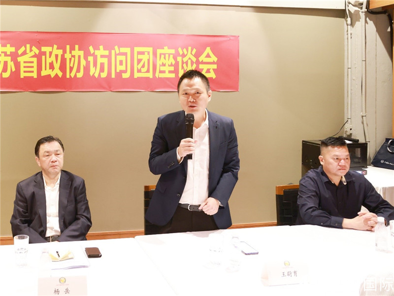 中國(guó)駐里約總領(lǐng)館副總領(lǐng)事王尉育（中）在座談會(huì)上致辭。人民網(wǎng)記者 陳海琪攝