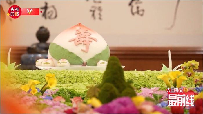圖為今年7月基辛格訪華時(shí)午宴上的壽桃。來源：央視新聞截圖