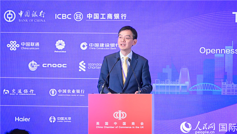 英國(guó)中國(guó)商會(huì)會(huì)長(zhǎng)、中國(guó)銀行倫敦分行行長(zhǎng)方文建 致歡迎辭。人民網(wǎng) 郭錦標(biāo)攝