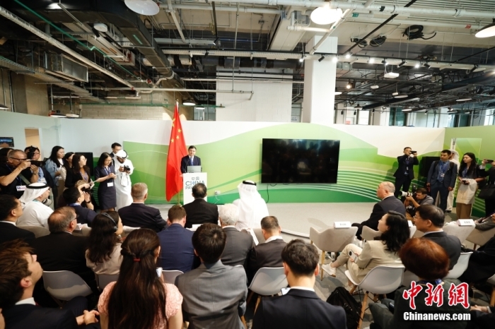 當?shù)貢r間11月30日，《聯(lián)合國氣候變化框架公約》第28次締約方大會(COP28)中國角開幕式暨“生態(tài)文明與美麗中國實踐”邊會在迪拜舉行。圖為中國生態(tài)環(huán)境部部長黃潤秋在邊會上發(fā)表致辭。<a target='_blank' href='/' _fcksavedurl='/'><p  align=