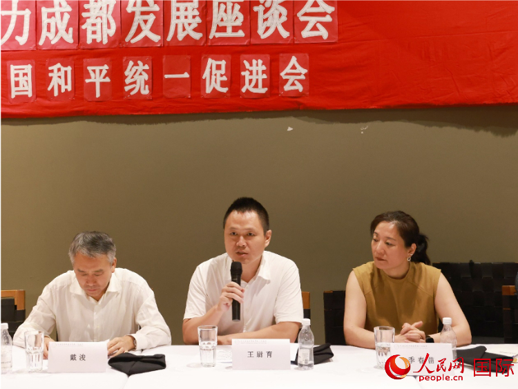 中國(guó)駐里約總領(lǐng)館副總領(lǐng)事王尉育（中）在座談會(huì)中致辭。人民網(wǎng)記者 陳海琪攝