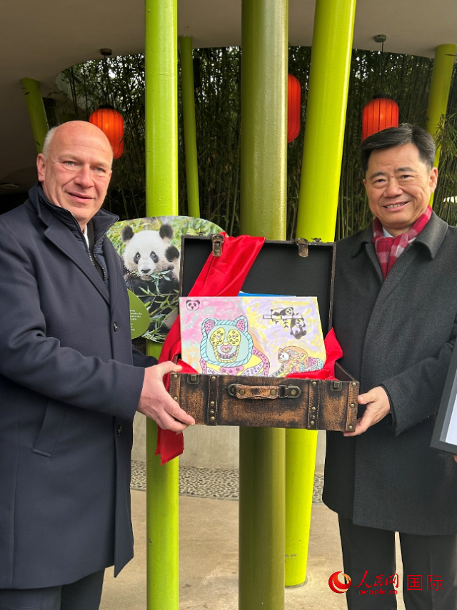 吳墾大使和韋格納市長手捧德國兒童為“夢想”“夢圓”準(zhǔn)備的手繪“送別大禮包”。人民網(wǎng)記者 徐馨攝