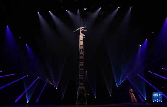 12月8日，演員在法國巴黎舉行的中國雜技“奇妙之夜”演出上表演《高椅》。新華社記者 高靜 攝