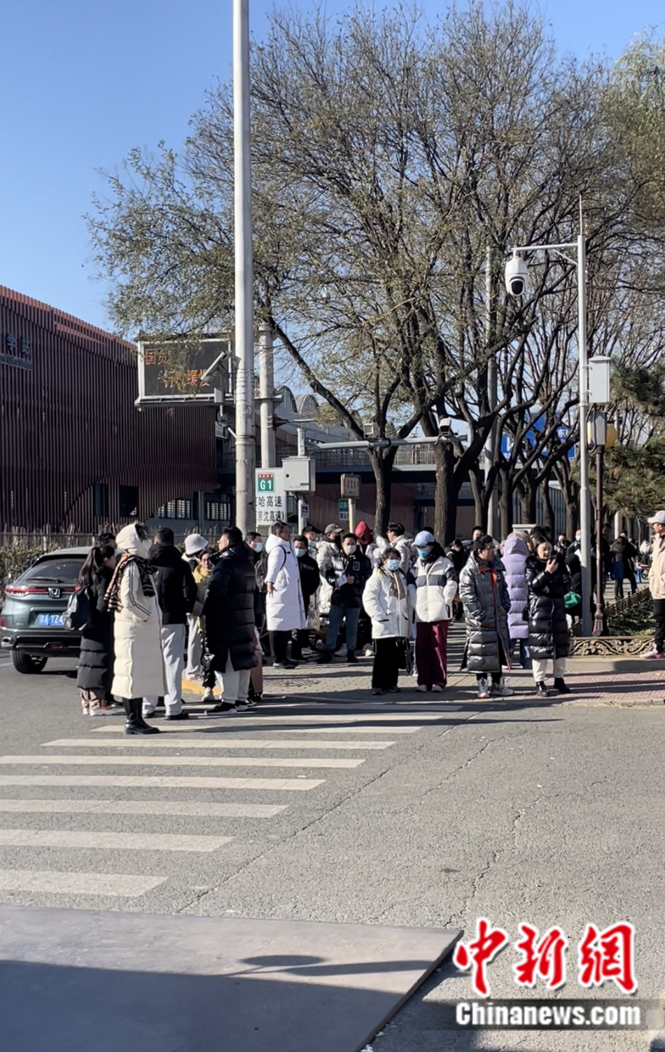 不少家長和老師在考場外等候。袁秀月 攝