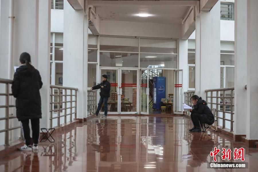 資料圖：幾位考研學(xué)生在南昌大學(xué)教學(xué)樓的天橋上復(fù)習(xí)備考。劉力鑫 攝