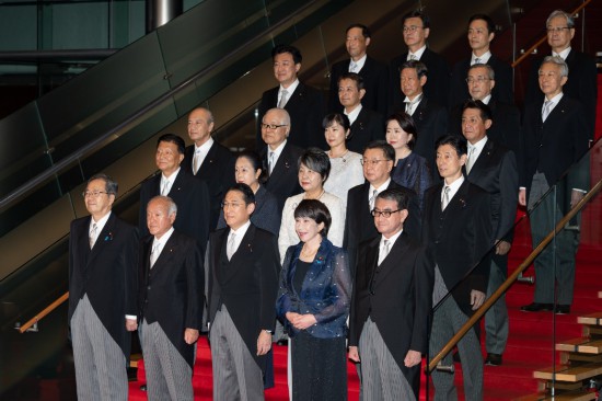 9月13日，日本首相岸田文雄（前排中）在東京的首相官邸率閣僚合影。新華社記者張笑宇攝