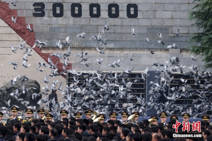 12月13日是第十個(gè)南京大屠殺死難者國家公祭日。當(dāng)天上午，南京大屠殺死難者國家公祭儀式在侵華日軍南京大屠殺遇難同胞紀(jì)念館舉行。圖為國家公祭儀式現(xiàn)場。<a target='_blank' href='/'><p  align=