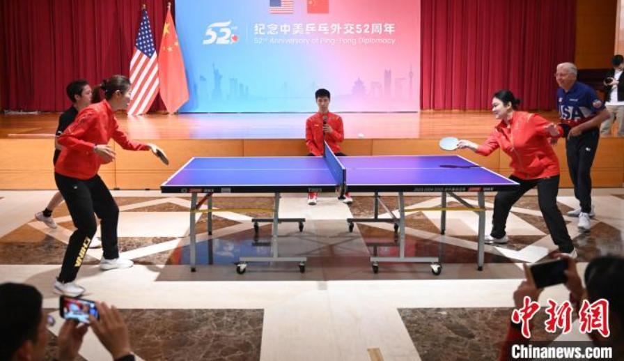當?shù)貢r間12月13日，中國駐美使館在華盛頓舉辦慶?；顒蛹o念中美乒乓外交52周年。圖為丁寧、劉偉、戴爾等中美運動員上演混雙表演賽。中新社記者 陳孟統(tǒng) 攝