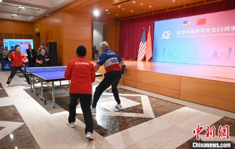 當?shù)貢r間12月13日，中國駐美使館在華盛頓舉辦慶?；顒蛹o念中美乒乓外交52周年。圖為丁寧、劉偉、戴爾等中美運動員上演混雙表演賽。中新社記者 陳孟統(tǒng) 攝