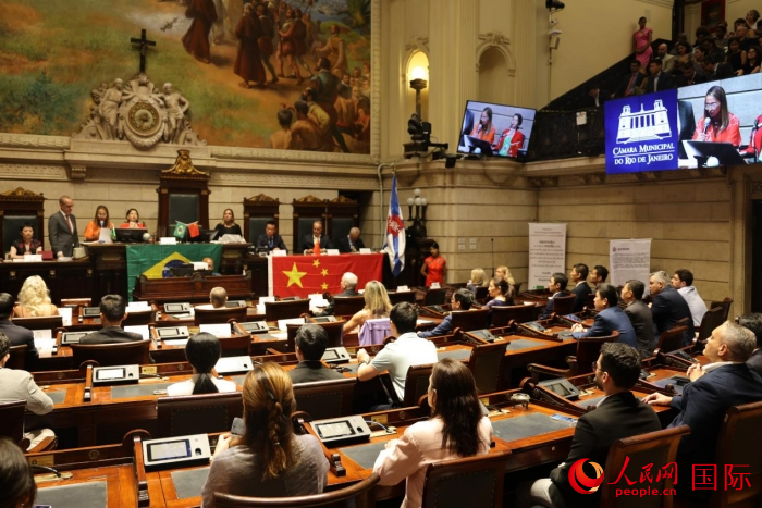 當(dāng)?shù)貢r(shí)間12月15日晚，巴西里約熱內(nèi)盧市議會(huì)在議會(huì)大廳舉行隆重儀式，向一批為推動(dòng)巴西和中國(guó)友好合作做出突出貢獻(xiàn)的機(jī)構(gòu)、團(tuán)體和個(gè)人授予“杰出貢獻(xiàn)獎(jiǎng)”。人民網(wǎng)記者 時(shí)元皓攝