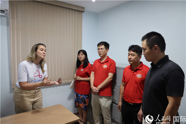 王尉育等人參觀并了解協(xié)會(huì)活動(dòng)場所及設(shè)施。人民網(wǎng)記者 時(shí)元皓攝