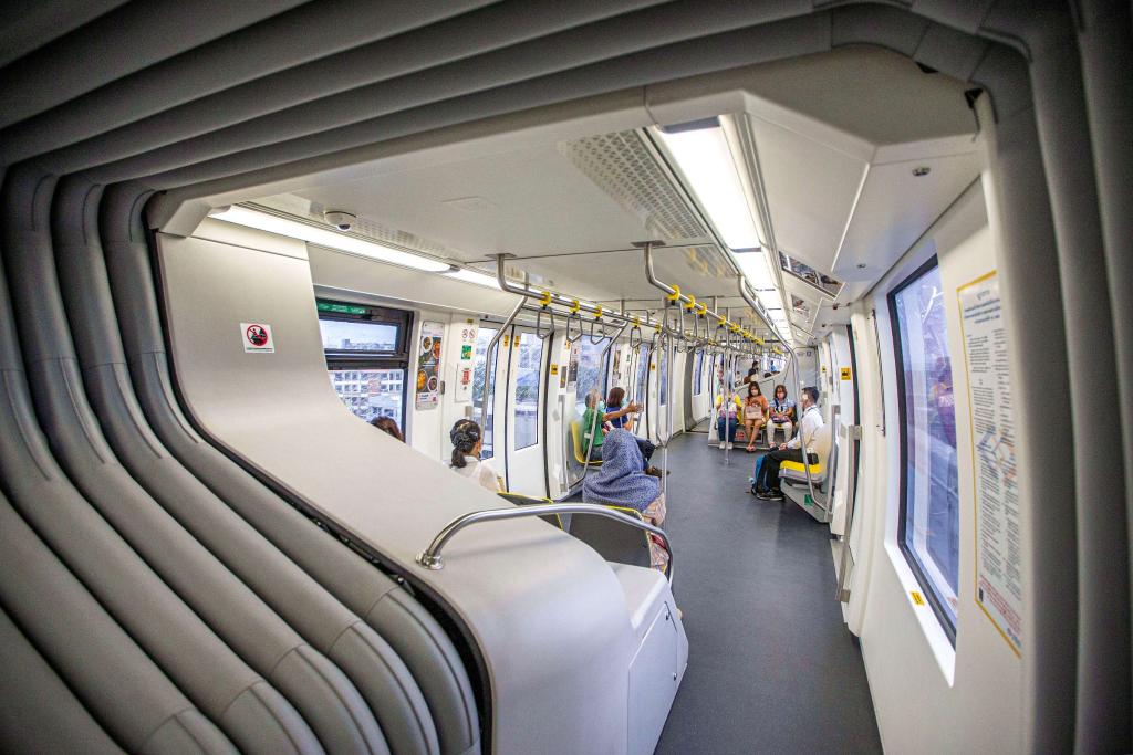 9月14日，乘客在泰國曼谷搭乘“黃線”列車。泰國曼谷是世界著名旅游目的地之一，當(dāng)?shù)厝税堰@座城市的高架軌道交通系統(tǒng)稱為“曼谷天鐵”。2023年下半年，由位于安徽蕪湖的中車浦鎮(zhèn)阿爾斯通運(yùn)輸系統(tǒng)公司生產(chǎn)并提供的單軌道列車“天鐵黃線”在曼谷正式運(yùn)營，11月同樣由該公司生產(chǎn)并提供列車的“天鐵粉線”也在曼谷開始試運(yùn)行。“中國智造”從中國蕪湖來到泰國曼谷，讓曼谷近郊與市中心的連接更為緊密，豐富城市面貌的同時(shí)，也為當(dāng)?shù)匕l(fā)展注入新活力。（新華社記者王騰攝）
