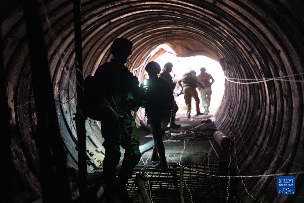 這張以色列國防軍12月17日發(fā)布的照片顯示，以軍地面部隊在加沙地帶發(fā)現(xiàn)一處大型地下隧道。新華社發(fā)
