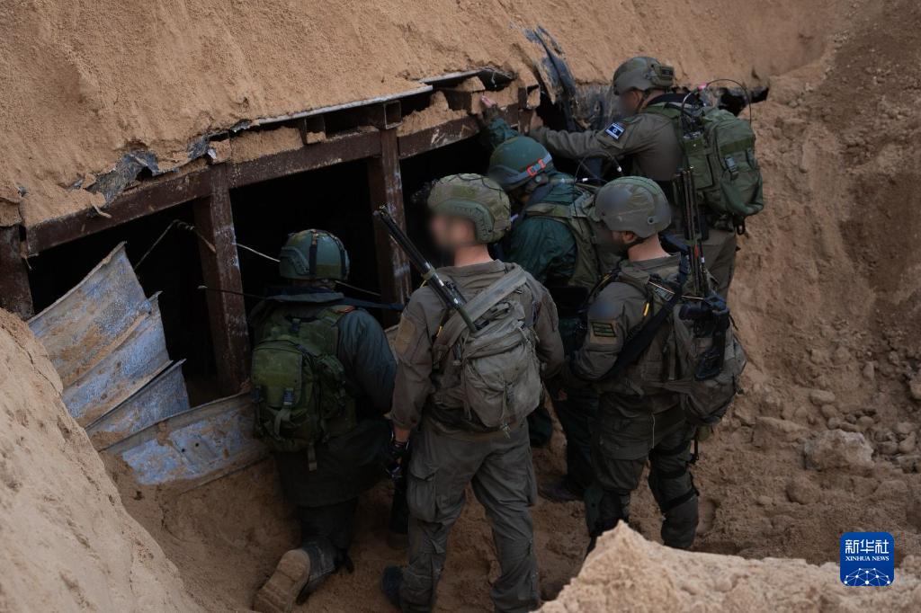 這張以色列國防軍12月17日發(fā)布的照片顯示，以軍地面部隊在加沙地帶發(fā)現(xiàn)一處大型地下隧道。新華社發(fā)