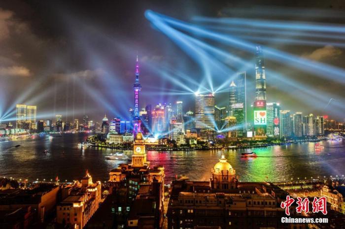 資料圖：上海外灘國慶燈光秀流光溢彩。 黃偉國 攝