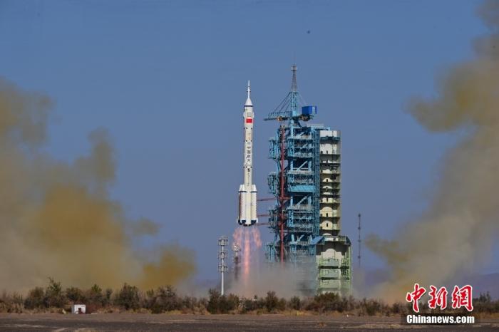 資料圖：北京時間2023年10月26日11時14分，搭載神舟十七號載人飛船的長征二號F遙十七運載火箭在酒泉衛(wèi)星發(fā)射中心點火發(fā)射。汪江波 攝