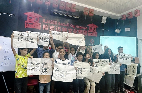 學(xué)著用中文書寫自己姓名的埃及兒童們。埃及?？诉~特文化集團供圖