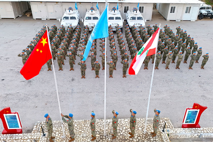 1月1日，中國第22批赴黎巴嫩維和官兵們舉行升旗儀式。胡光明攝