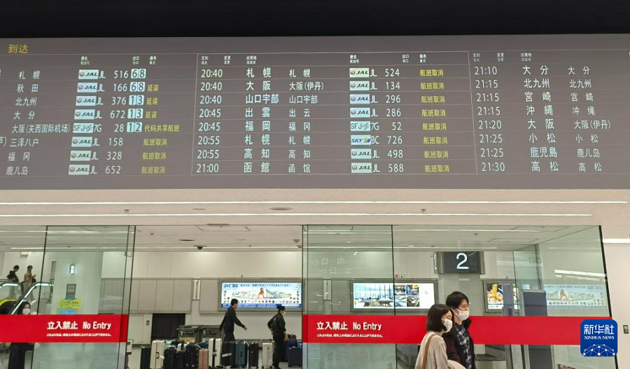 1月2日，在日本東京羽田機(jī)場，受兩機(jī)碰撞起火事故影響，日本國內(nèi)航班大范圍延誤或取消。新華社記者 胡曉格 攝