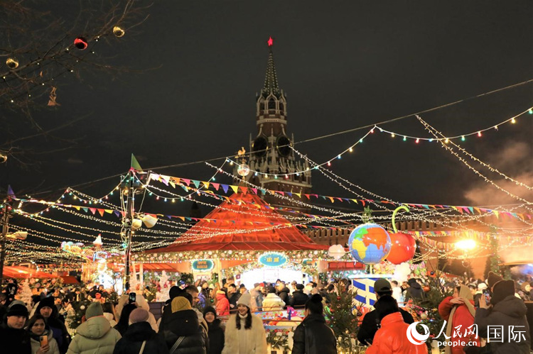 位于莫斯科紅場中央的“古姆”新年集市。人民網(wǎng)記者 隋鑫攝