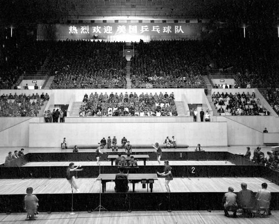 圖為1971年4月13日，中華全國體育總會舉行歡迎儀式，歡迎前來中國進行訪問的美國乒乓球代表團。中美兩國乒乓球運動員在北京首都體育館進行了友誼比賽。新華社發(fā)