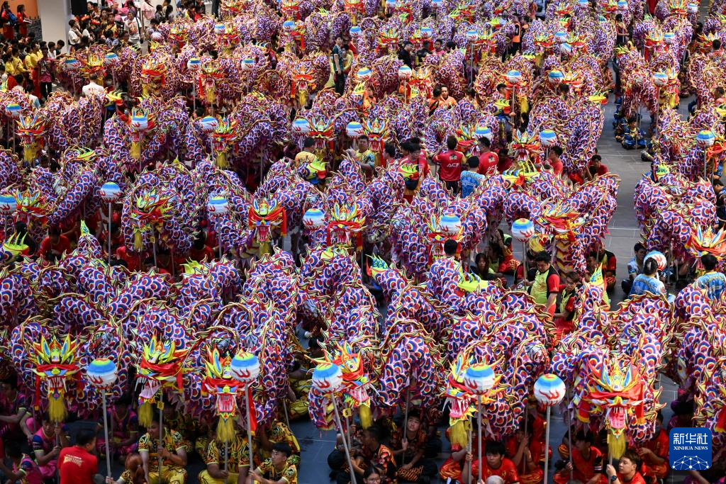 1月7日，演員們?cè)隈R來(lái)西亞雪蘭莪州巴生的一家購(gòu)物中心進(jìn)行舞龍表演。新華社記者 程一恒 攝