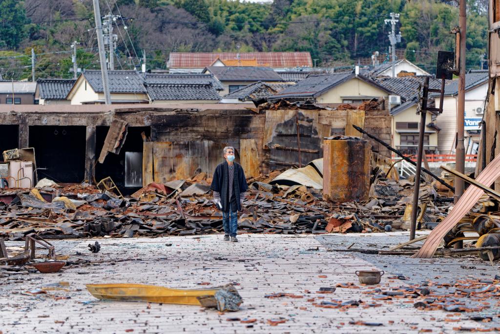 1月4日，一名市民查看日本石川縣輪島市“輪島早市”廢墟。新華社記者張笑宇攝