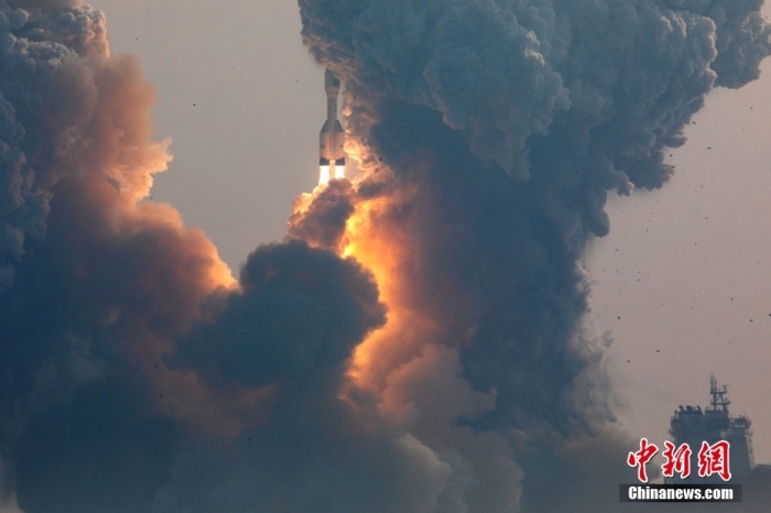 北京時間1月11日13時30分，引力一號遙一運載火箭由太原衛(wèi)星發(fā)射中心在山東海陽附近海域點火升空，將云遙一號18～20星3顆衛(wèi)星送入預(yù)定軌道，飛行試驗任務(wù)獲得圓滿成功。這是引力一號火箭首次飛行，創(chuàng)造全球最大固體運載火箭、中國運力最大民商火箭紀錄。圖/太原衛(wèi)星發(fā)射中心