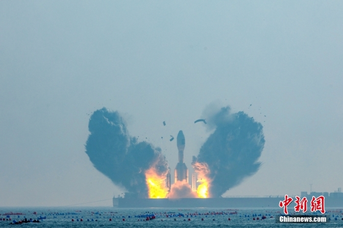 北京時間1月11日13時30分，引力一號遙一運載火箭由太原衛(wèi)星發(fā)射中心在山東海陽附近海域點火升空，將云遙一號18～20星3顆衛(wèi)星送入預(yù)定軌道，飛行試驗任務(wù)獲得圓滿成功。這是引力一號火箭首次飛行，創(chuàng)造全球最大固體運載火箭、中國運力最大民商火箭紀錄。圖/太原衛(wèi)星發(fā)射中心