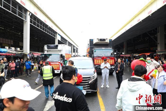 運(yùn)載蔓越莓車(chē)隊(duì)前，不少民眾正在圍觀打卡。 王偉臣 攝
