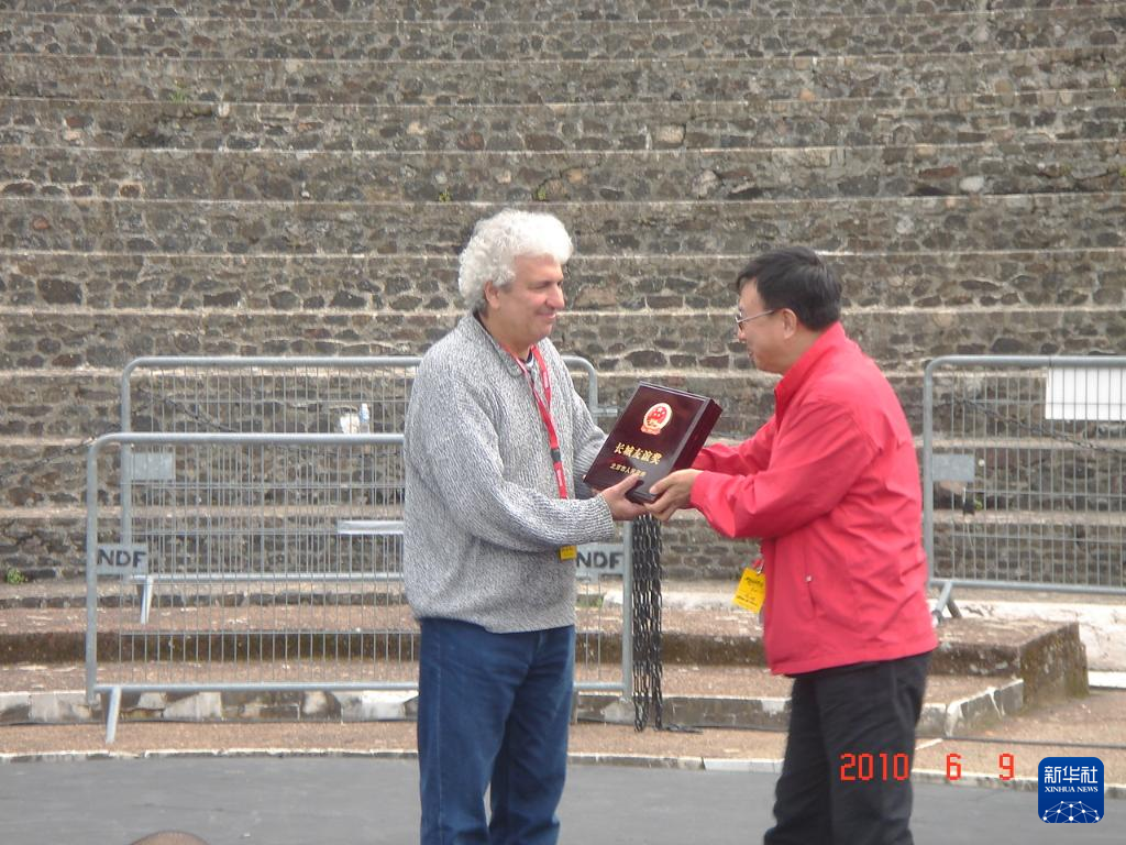 這是2010年帕特里克·索米耶（圖左）獲頒北京市人民政府授予的“長城友誼獎(jiǎng)”時(shí)的資料照片。新華社發(fā)（受訪對(duì)象供圖）
