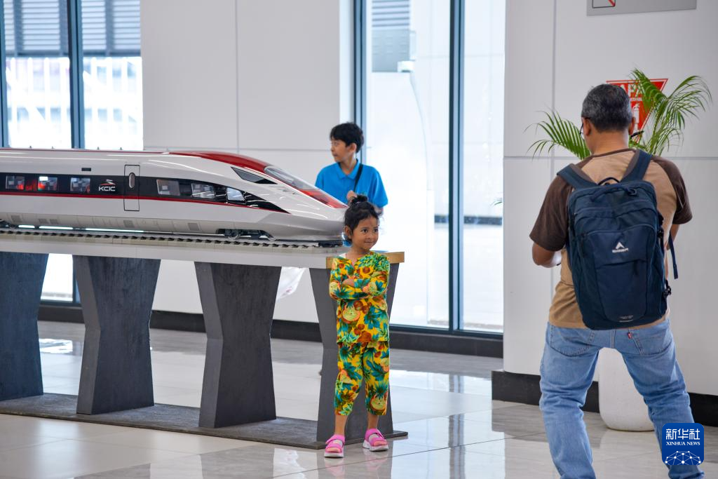 1月24日，在印度尼西亞雅加達(dá)哈利姆站候車大廳，一名小朋友和雅萬(wàn)高鐵高速動(dòng)車組模型合影。新華社記者 徐欽 攝