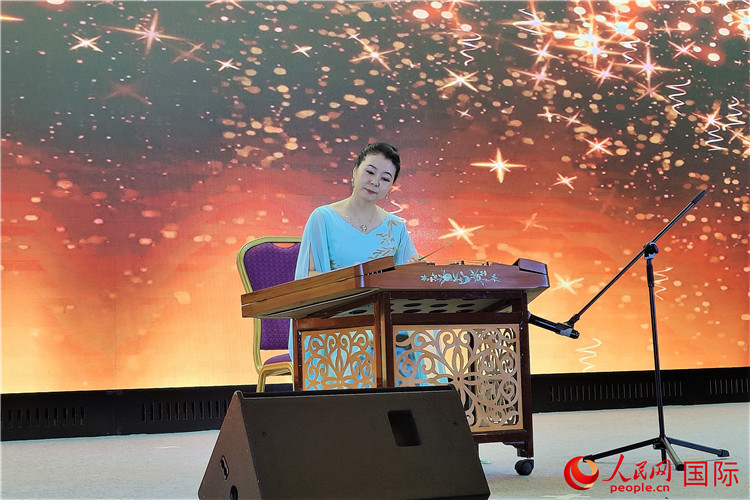 揚(yáng)琴演奏家劉艮演奏《夢(mèng)中的婚禮》。人民網(wǎng)記者 于宏建攝