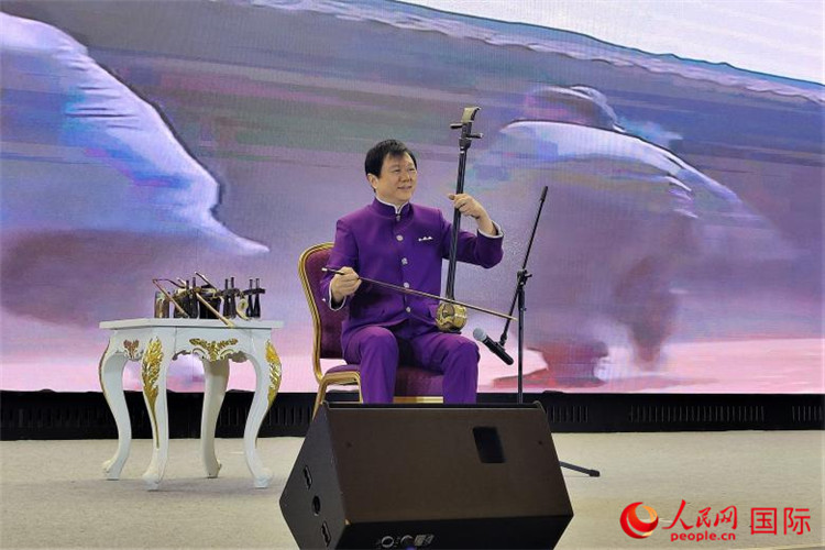 二胡演奏家、國(guó)家一級(jí)演員王之輝演奏《新春樂(lè)》。人民網(wǎng)記者 于宏建攝