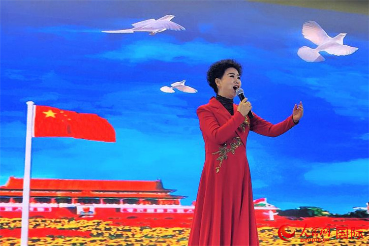 女高音歌唱家、國(guó)家一級(jí)演員江如虹演唱《我愛(ài)你中國(guó)》。人民網(wǎng)記者 于宏建攝